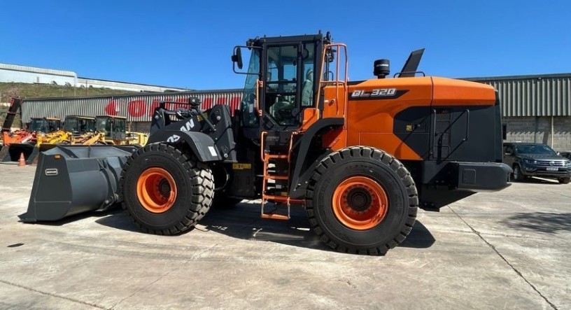 Locação Pá Carregadeira Marca Doosan DL320 Porte da 950 CAT