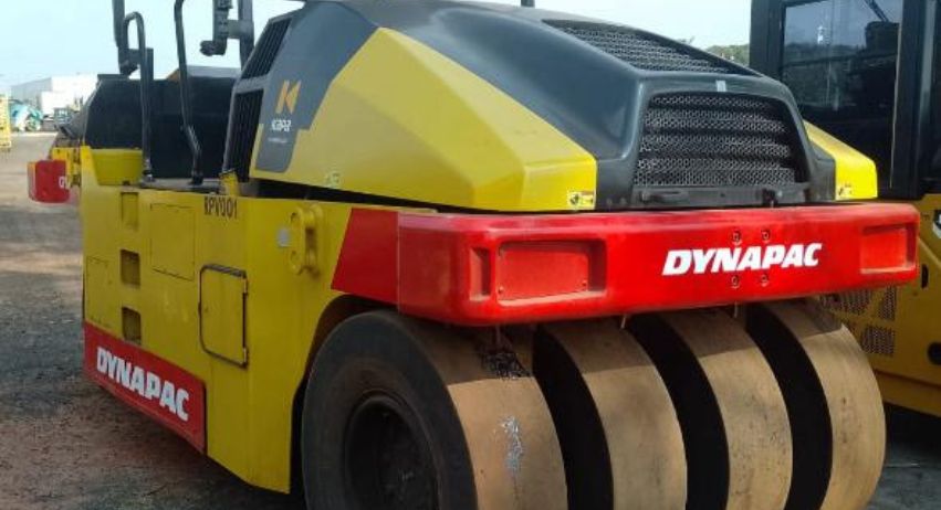 Locação de Rolo Compactador para Asfalto 07 Pneus Dynapac Modelo CP224