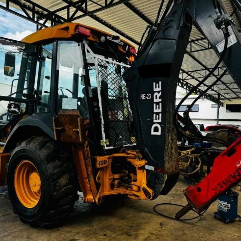 Locação de Retroescavadeira John Deere com Rompedor Hidráulico Rammer R07P ano 2021